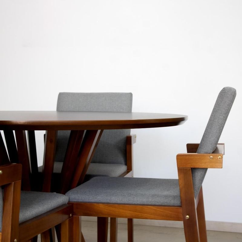 Conjunto Mesa de Jantar Redonda Cecília Amadeirada Natural 120cm com 4  Cadeiras Estofadas Isabela Cinza