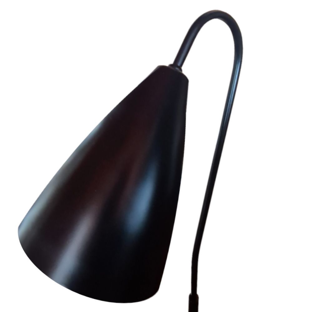 Luminaria De Chão Com Haste Curva De Alumínio Ideal Para Foco De Luz Cor Preto Continental