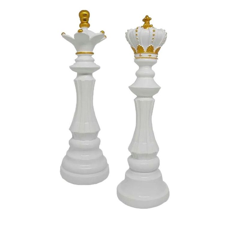 Peça de xadrez de rainha dourada no centro de pequenas peças de