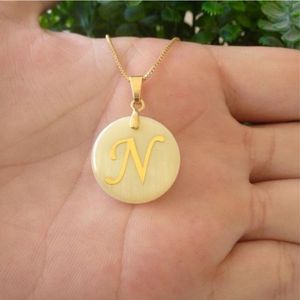 Gargantilha Resina Branca Com Letra Inicial Banhado A Ouro