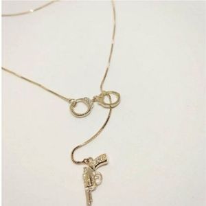Gargantilha Gravatinha Revolver E Algema Banhado A Ouro