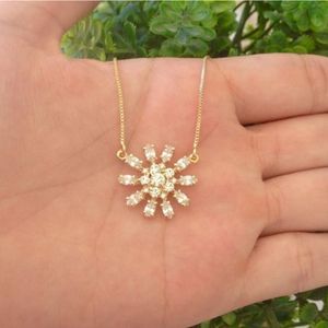 Gargantilha Flor Com Pedras Banhada A Ouro