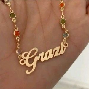 Gargantilha Manuscrito Com Pedrinhas Coloridas Banhado A Ouro