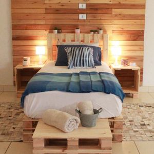 Cama De Solteiro Em Pallete Com 2 Mesas De Cabeceira Marrom