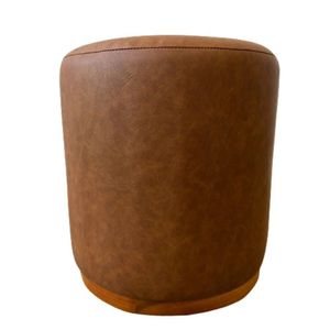 Puff Barcelona Decorativo Com Couro Caramelo E Base Madeira