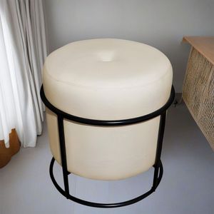 Puff De Ferro Decorativo Redondo Para Sala Argola Glamour Bege Base Pés preto