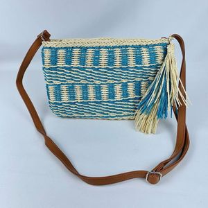 Bolsa De Palha Artesanal Feminina Tiracolo Com Alça Transversal Moda Praia Verão Com Pom Pom azul