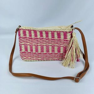 Bolsa De Palha Artesanal Feminina Tiracolo Com Alça Transversal Moda Praia Verão Com Pom Pom pink