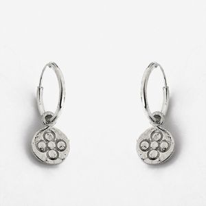 Brincos Argola Com Chapinha Com Desenho De Flor Prata 925