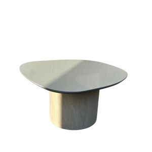 Mesa De Centro Orgânica 90 Cm Base Cimento Queimado Tampo Laqueado Fendi