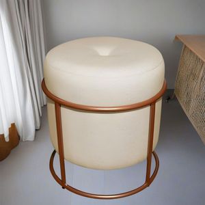 Puff Decorativo Redondo Para Sala Quarto Argola Pérola Bege Base Pés Bronze