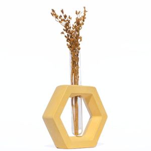 Vaso Decorativo Solitário Hexa 16,5cm Artesanal Em Cimento Amarelo